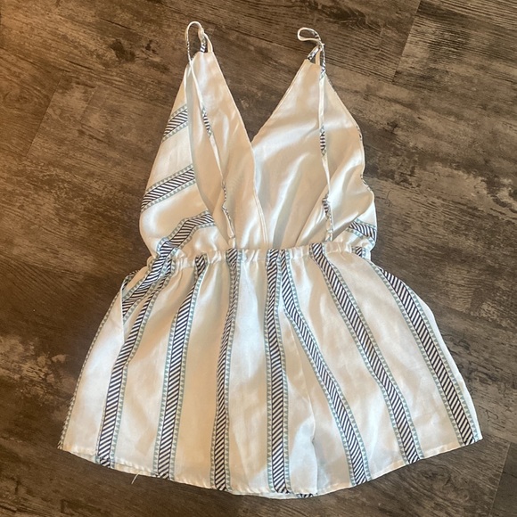 Summertime romper with low back & pockets - Picture 2 of 6